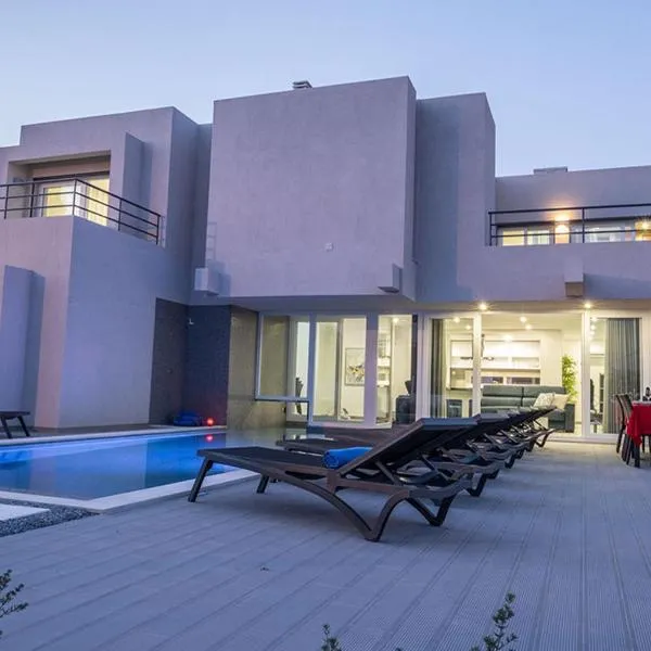 Villa Bonita Brenda - Piscina aquecível e BBQ em Armação de Pêra, Hotel in Armação de Pêra