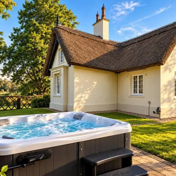 Chocolate Box Thatched Lodge by the Lake, hotel sa Hemingford Grey