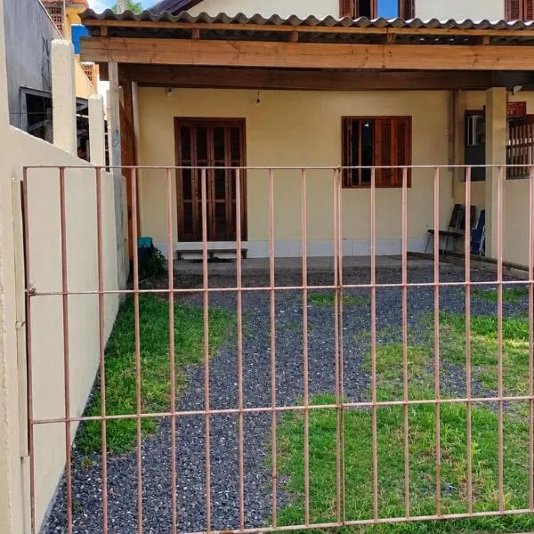 Casa Ampla em Capão Novo 2 Pátios com Churrasqueira 3 Vagas Estacionamento, hotel en Capão da Canoa
