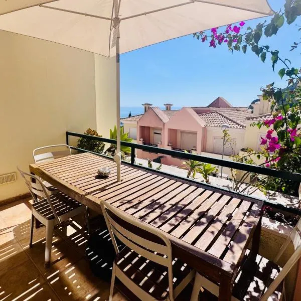 Romantic Sea View Retreat - Private Balcony, 65 TV, AC, Walk to Beach – hotel w mieście Sesimbra