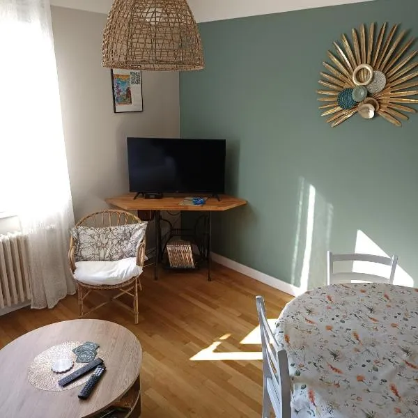Hébergement quart historique avec garage à vélo et panorama, hotel sa Parthenay