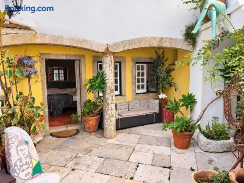 Cozy tiny Room in 17th century Villa in Sintra Historic Center, BBQ, Snooker, Patio and Piano - Velvet Sintra, hotel sa Sintra