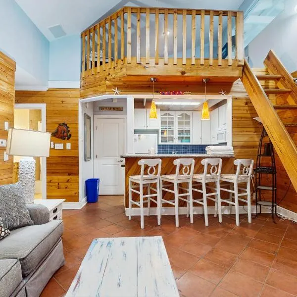 Cozy coastal condo with loft shared pool and beach access, ξενοδοχείο σε St. George Island