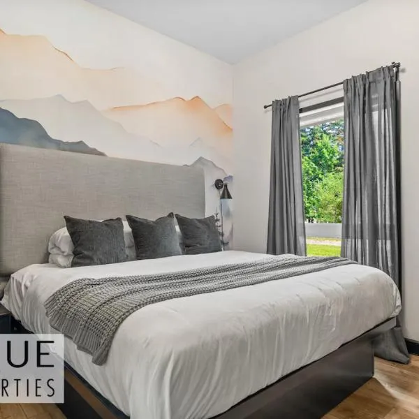Luxury Rockies Escape - Pool&HotTub - King Bed - AC!, ξενοδοχείο στο Κάνμορ