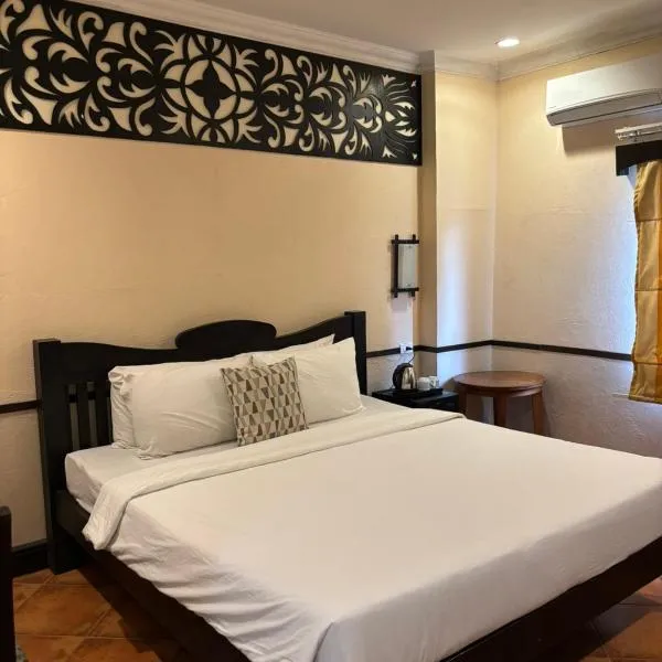 Playa Tropical Resort Hotel, hotel sa Currimao