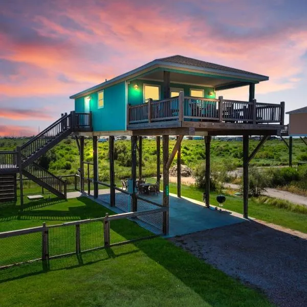 Fish Fantasy, Sleeps 4, Pet & Kid Friendly, Fenced Yard, Ocean & Bay Views, Walk to Beach, Sunrise & Sunset Decks, Swing, Outdoor Shower, Quiet Street, No Through Traffic, Bird Watching, hotel en Bolivar Peninsula