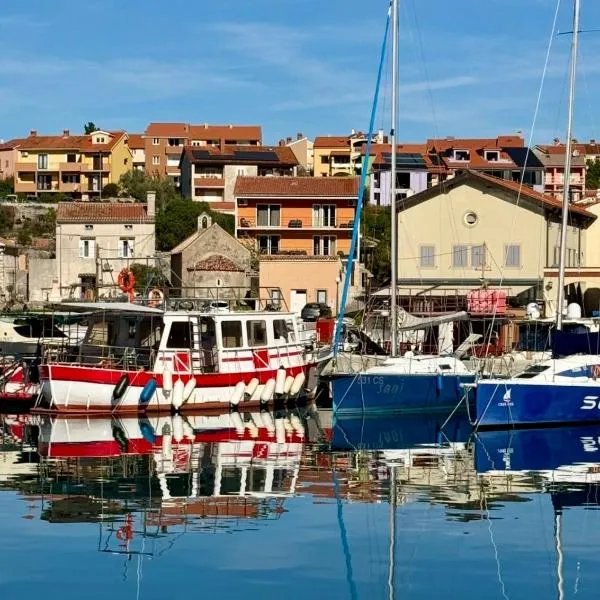 Waterfront Stone House on The Lungomare Promenade 6 Cres, hotel en Cres