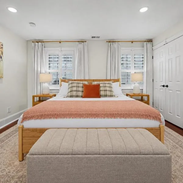 Hamilton Carriage B - Centrally Located, Courtyard, hotel in Savannah