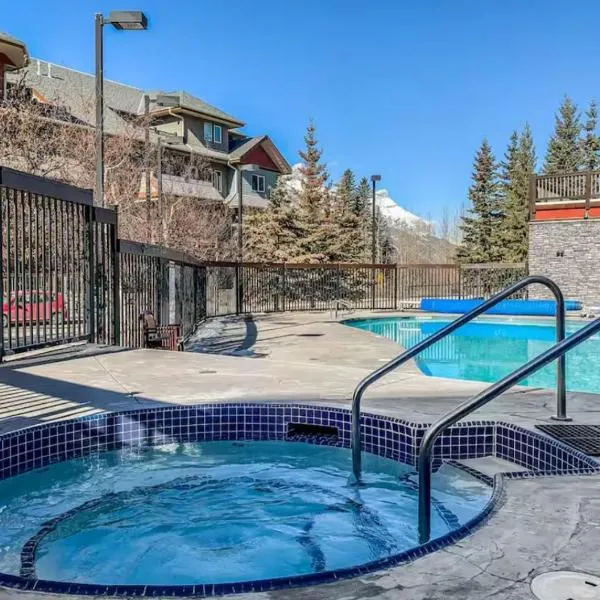 Alpine Loft with Pool, Hot Tub & Mountain Views, hotel in Canmore