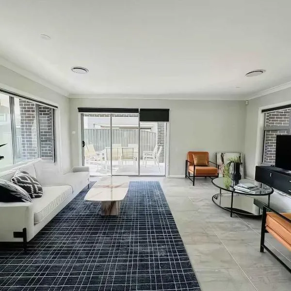 Aircabin - Denham Court - Modern - 4 Beds House, hotel din Leppington