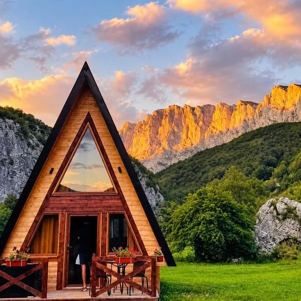Etno Cottages Komarnica Authentic Peaceful Mountain Getaway, hotell i Šavnik