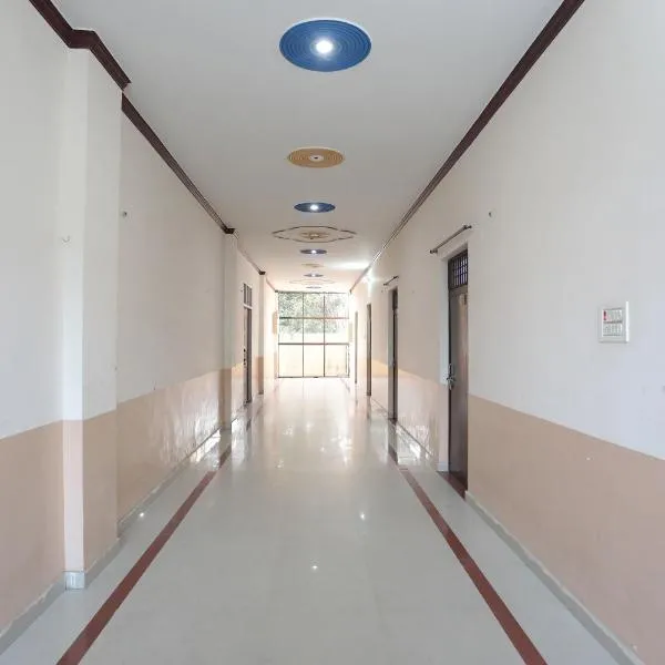 Hotel O Surprise Farm House, hótel í Alīgarh