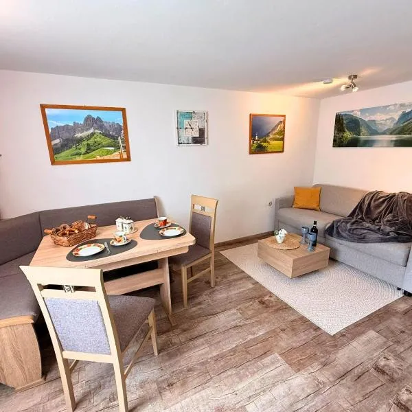 Haus Hindelang - 2 FeWos mit Zugspitzblick, inkl Königscard, gratis Parken & WLAN, Self Check-In, 5 Minuten ins Zentrum、ネッセルヴァンクのホテル
