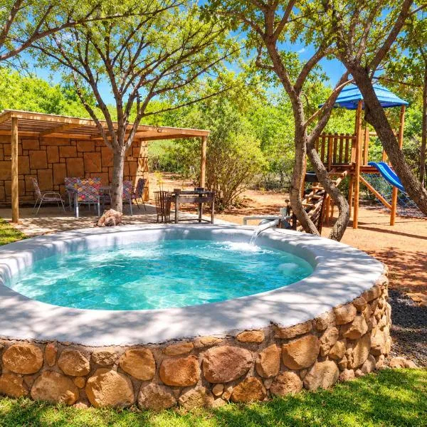 5 Sleeper Bushcamp Chalet Hartbeespoort, hotel in Hartbeespoort