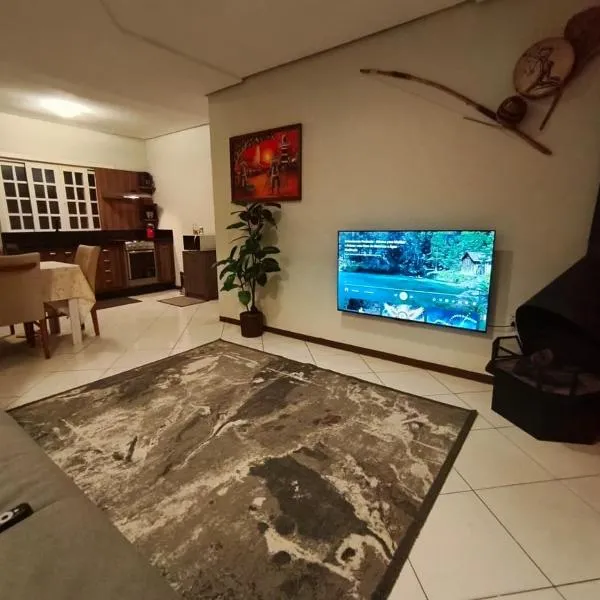Casa completa com garagem e tomada para carro eletrico, hôtel à Tubarão