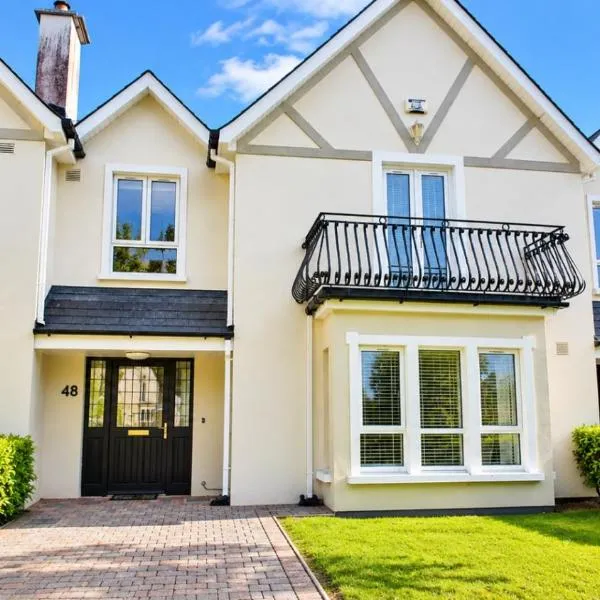Stylish 3BR Home in Tullow Carlow、テュロウのホテル