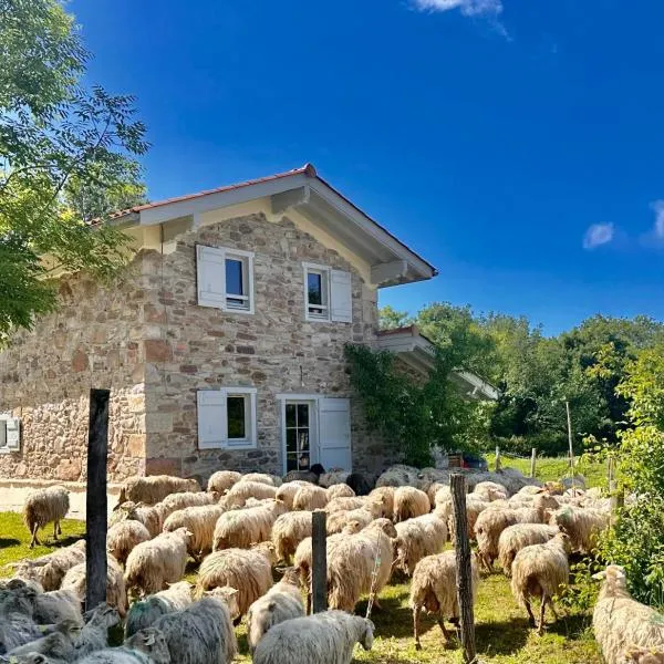 Ferme Ihartzetako, hotel di Ascain
