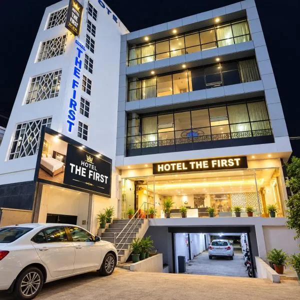 Hotel The First, hotel em Agra