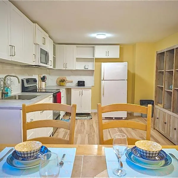 Spacious 1 BD + 1 Den near Marina and Canal, hotel u gradu 'Port Colborne'