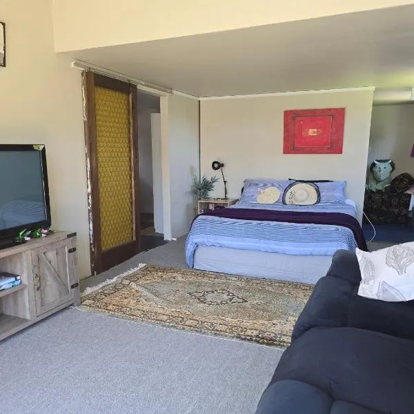 Beach Rustic & Affordable, self catered semi detached, khách sạn ở Te Horo