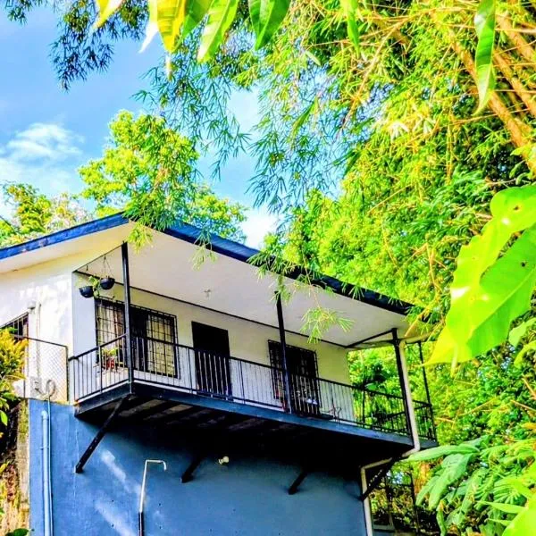 Casa Emma Quepos, готель у місті Кепос
