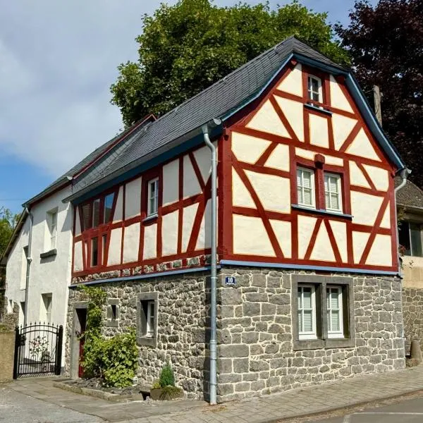 Fachwerkhaus Rosengärtchen by Vulkaneifel-Chalets、Kottenheimのホテル