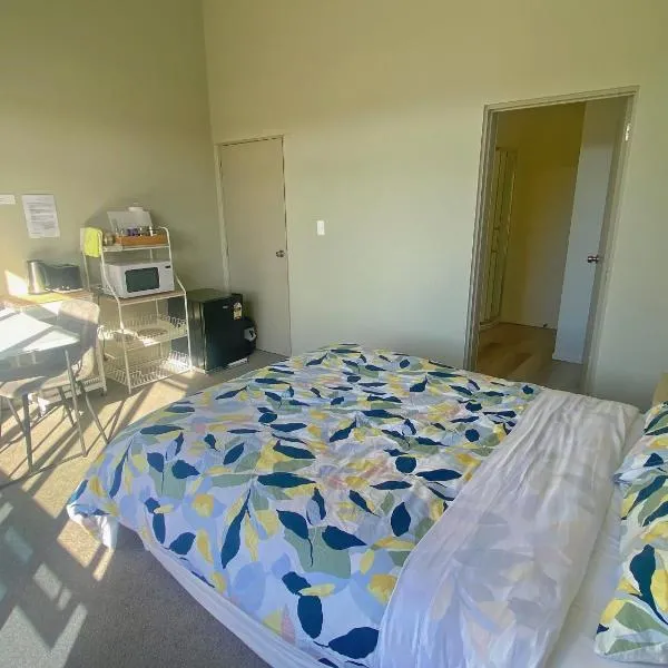 Warm & Sunny room in New Plymouth, hotel u gradu Nju Plimut