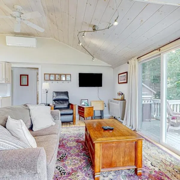 Crystal Lake Cottage, hotel u gradu 'Alton Bay'