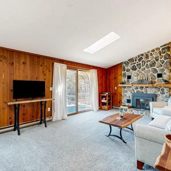 The Blue Door Cabin, готель у місті Moultonborough