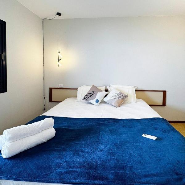 Feet in the sand with a king bed and balcony with - Foto 2