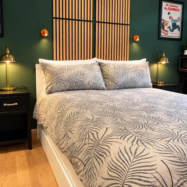 Modern Double Room with Private Bathroom in Host's Dublin Apartment, hotel u Dublinu