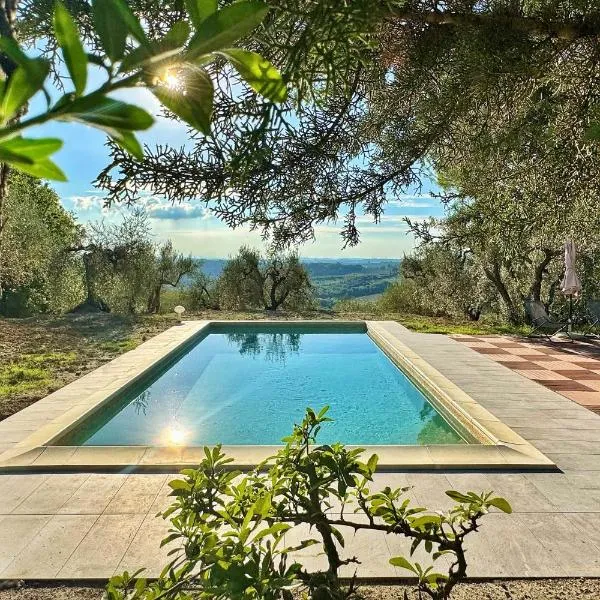Podere Il Gufo - Villa Privata con Piscina Esclusiva, מלון בTresanti