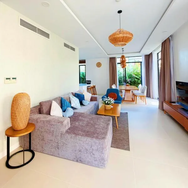 Alexa Villa Cam Ranh - 3 Bedrooms, Private Pool, Beach Access – hotel w mieście Cam Lâm