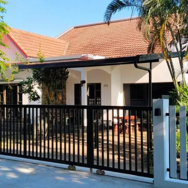 Spacious 2-bedroom villa near beach، فندق في بان كروت
