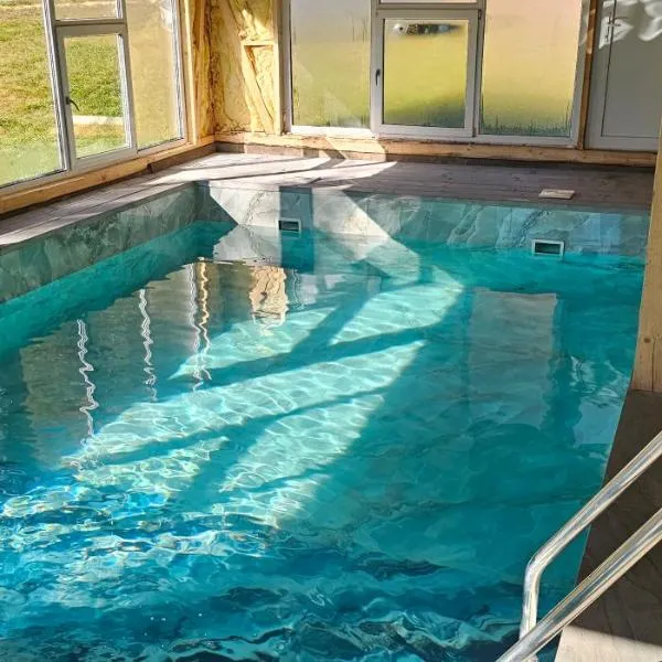 Cabana din Vale Arieseni Apuseni cu Piscina, отель в городе Арьешени