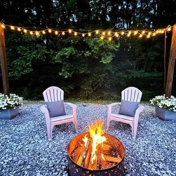 Viesnīca 2 Villa D'Azur Luxury Tiny House Mins to Lake Guntersville, Downtown, Firepit pilsētā Gantersvila