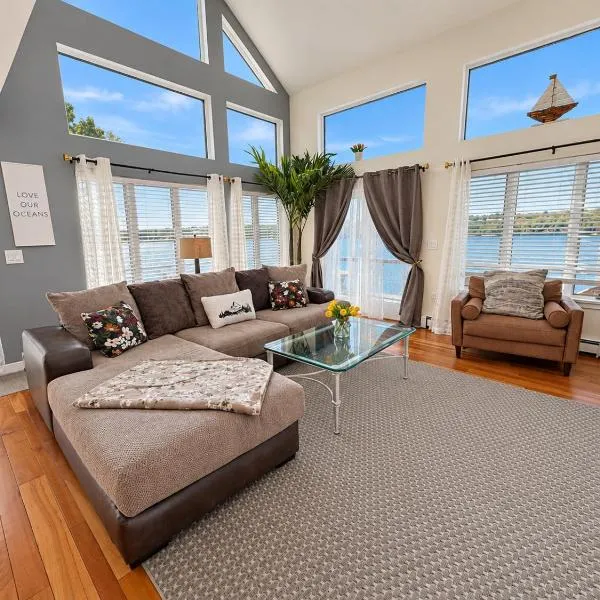 Riverside Retreat-Riverfront House, hotel in Groton