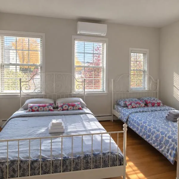Sunny Ensuite Room with 2 Queen Beds-2A, ξενοδοχείο στο Χάλιφαξ