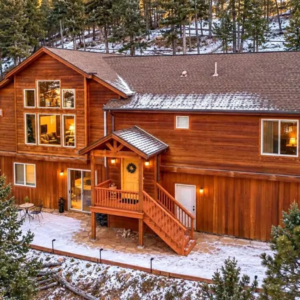 EPIC VIEWS! Luxury Cabin - HotTub, BBQ - Close to SKI, Trails, Red Rocks, hotel in Evergreen
