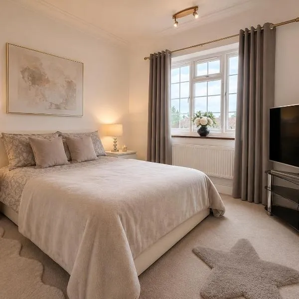 Apartment 2BR-free private parking-quick access to train into London-Wembley-Heathrow, khách sạn ở Gerrards Cross