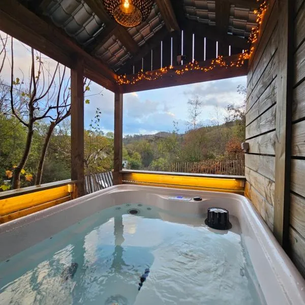 Chalet privé avec Jacuzzi & vue sur le Château, хотел в Ла Рош ан Арден