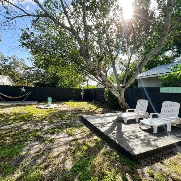 Clearwater 2BR Home Private Yard, Hammock & Grill 10 Min to Beach, hotel em Clearwater