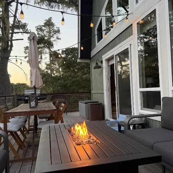 Forest Home with Deck, EV Station, King Beds โรงแรมในแคมบรีอา