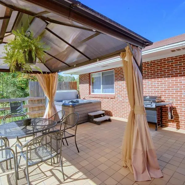 Pet Friendly Home w/ Hot Tub, Patio & Game Room!, hotel v mestu Clayton