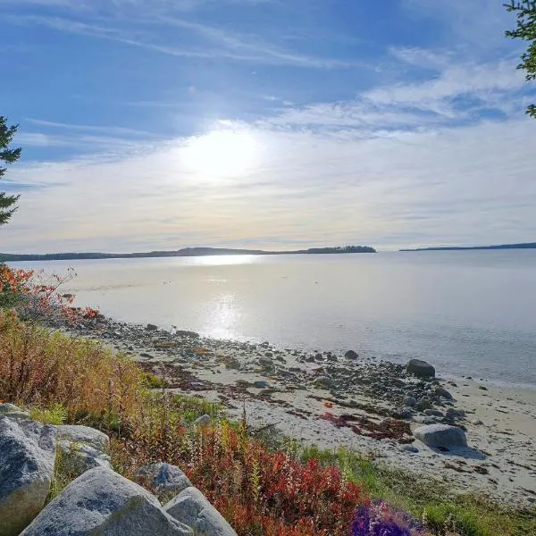 Machias에 위치한 호텔 Waterfront Roque Bluffs Hideaway w/ Private Beach