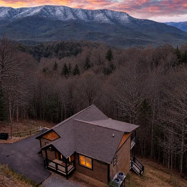 Beautiful Smoky Mountain Views with Hot Tub Game Room, hotel sa Gatlinburg
