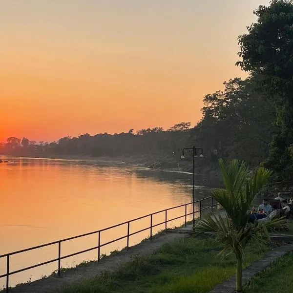Chitwan Riverside Resort, hotel en Sauraha