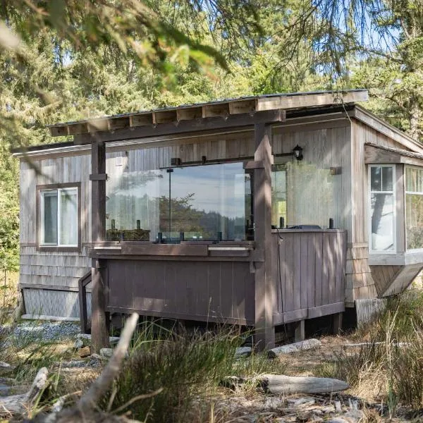 Cozy Beachfront Cabin at Woodside Farm, hotel v destinaci Sooke