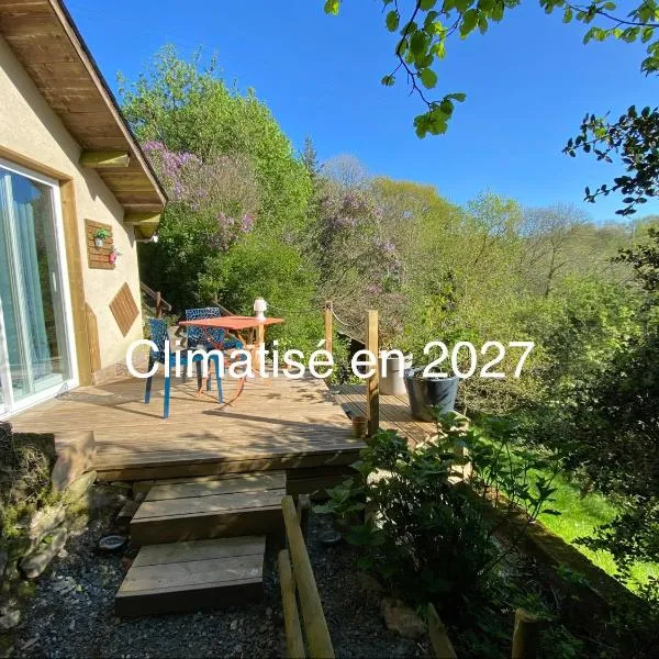 la chambre d hotes de marie indépendante et sa terrasse avec vue panoramique proche alpes mancelles, hôtel à Sillé-le-Guillaume