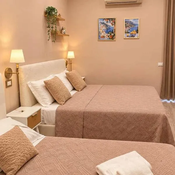 Concept b&b naples- camere moderne con balcone vicino al centro, hotel en Nápoles